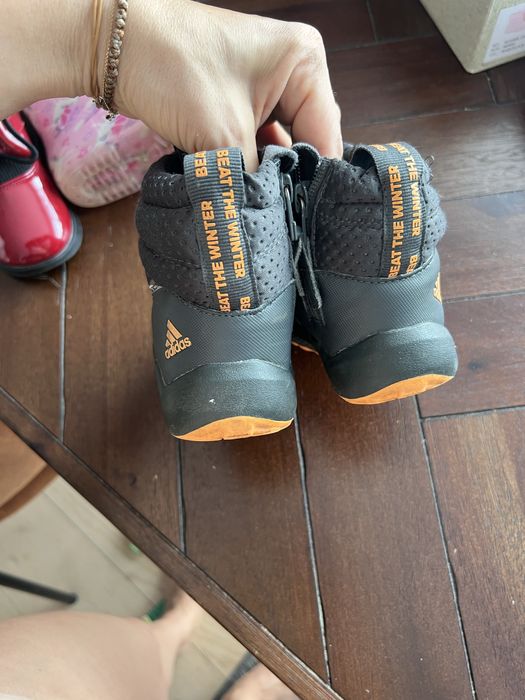 Ghetute adidas imeprmeabile in stare perfecta