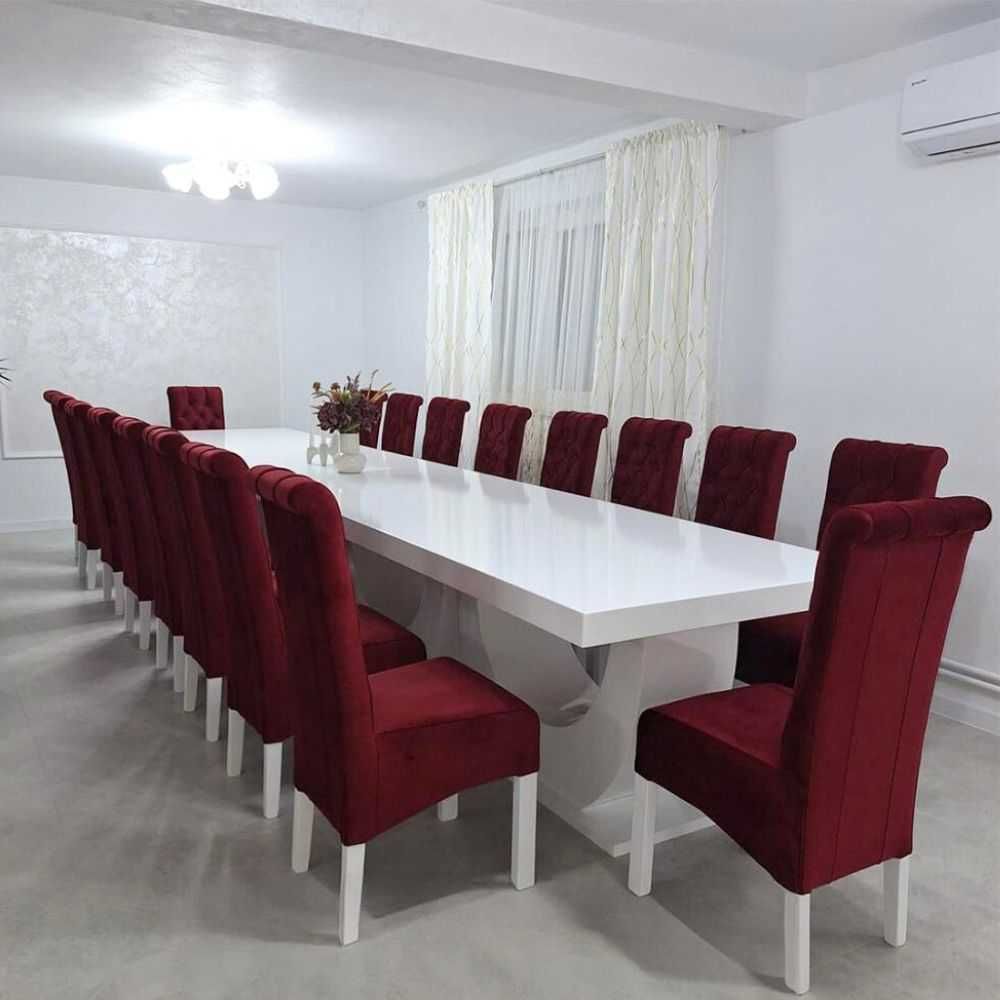 Masă mare living cu 18 scaune catifea bordo la comandă