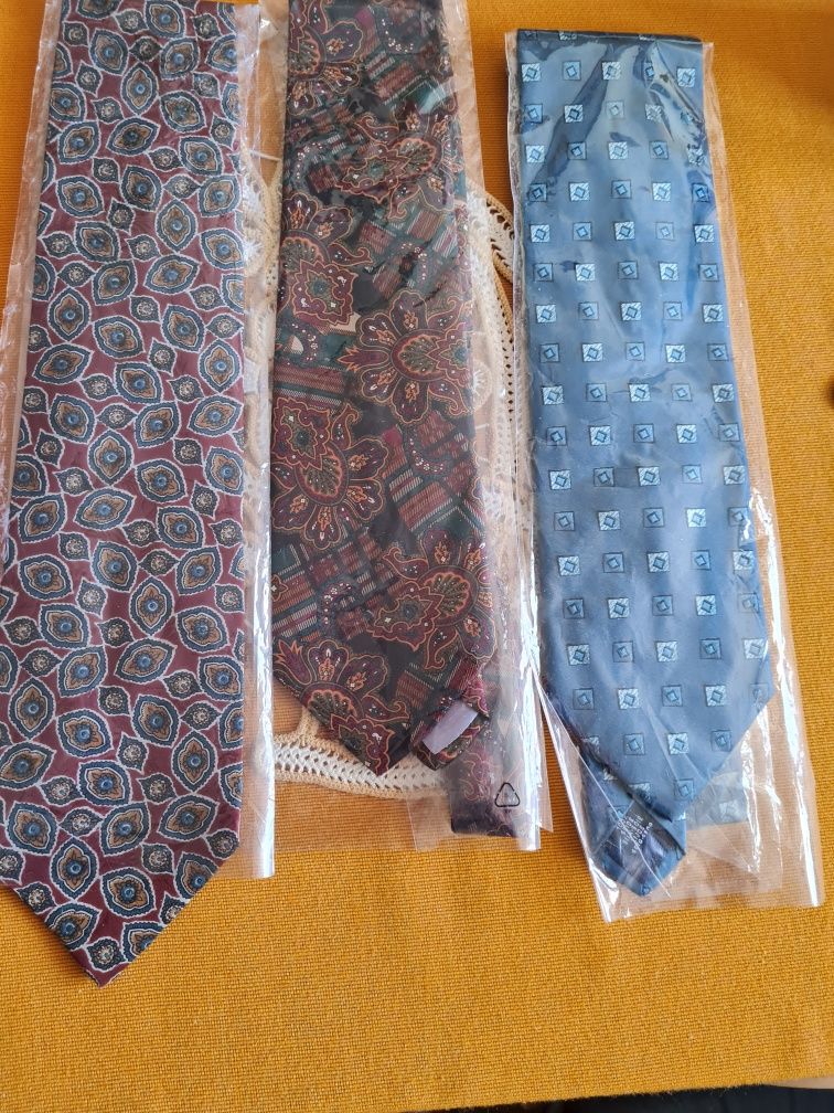 Vând cravate din mătase naturală,noi.