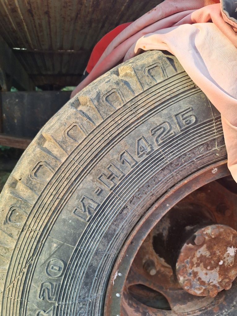 Гуми за 9  R 20 за ифа