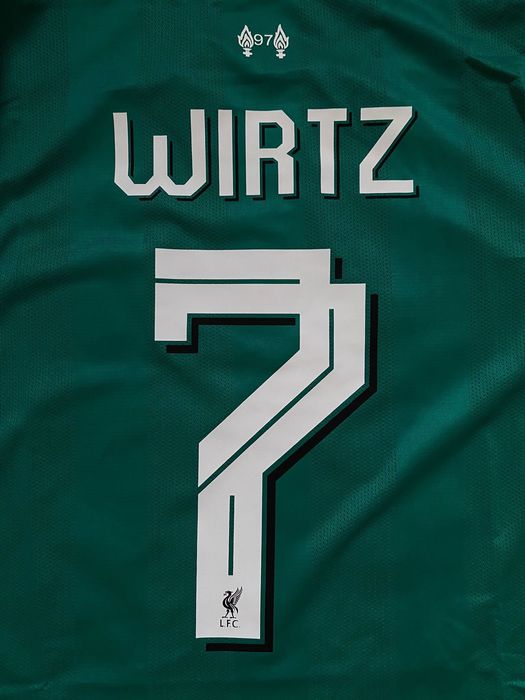 Jersey Liverpool 2025/2026 away kit, Wirtz