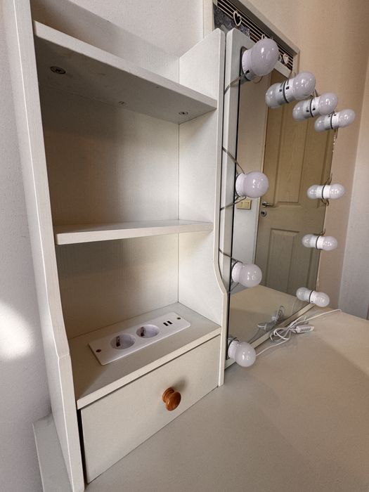 Set mobiler masuta de machiaj cu scaun