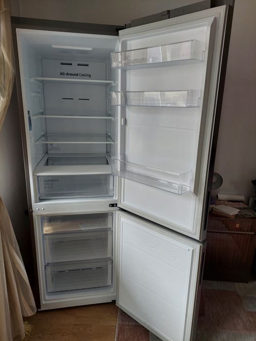 Продавам хладилник Samsung