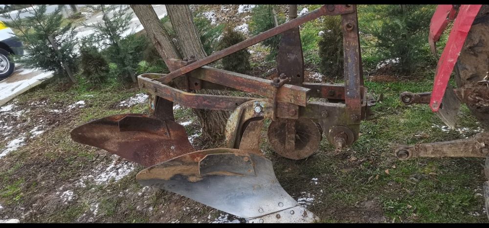 Vând plug cu 2 trupitâ.