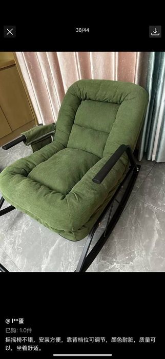 Кресло-качалка с мягкими подушками и металлическим каркасом