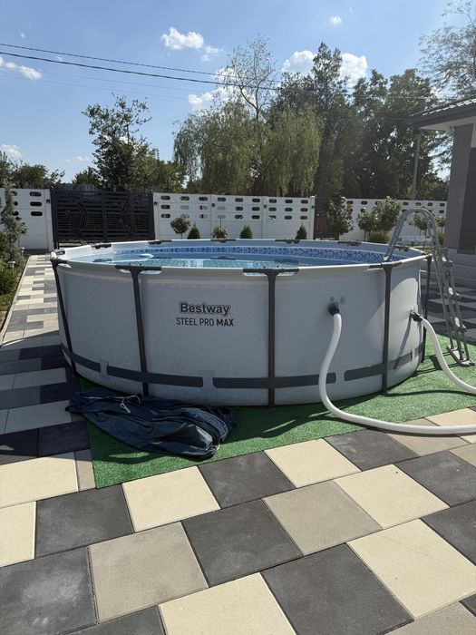 Piscina cu cadru metalic