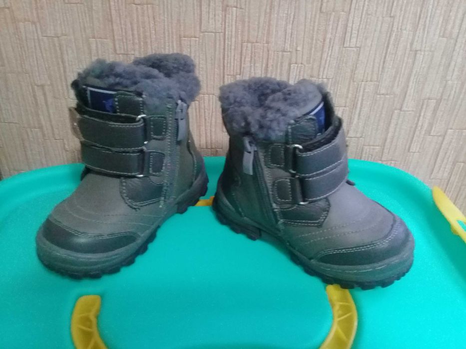 Продам полусапожки зимние на мальчика возраст год-полтора