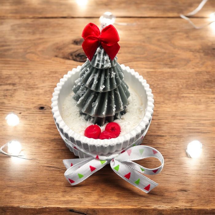 Коледна ръчно изработена свещ