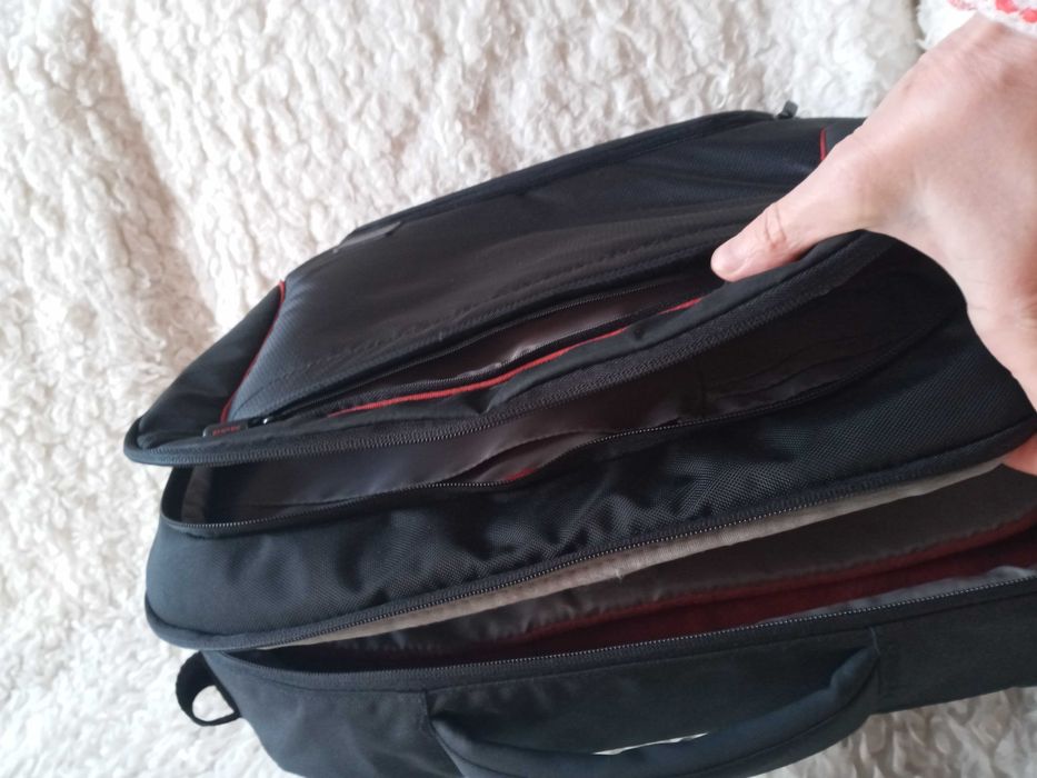 Чанта за лаптоп и електронни устройства