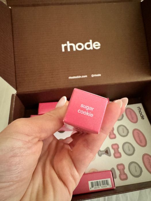 Rhode sugar cookie lip peptide - гланц, лимитирана колекция