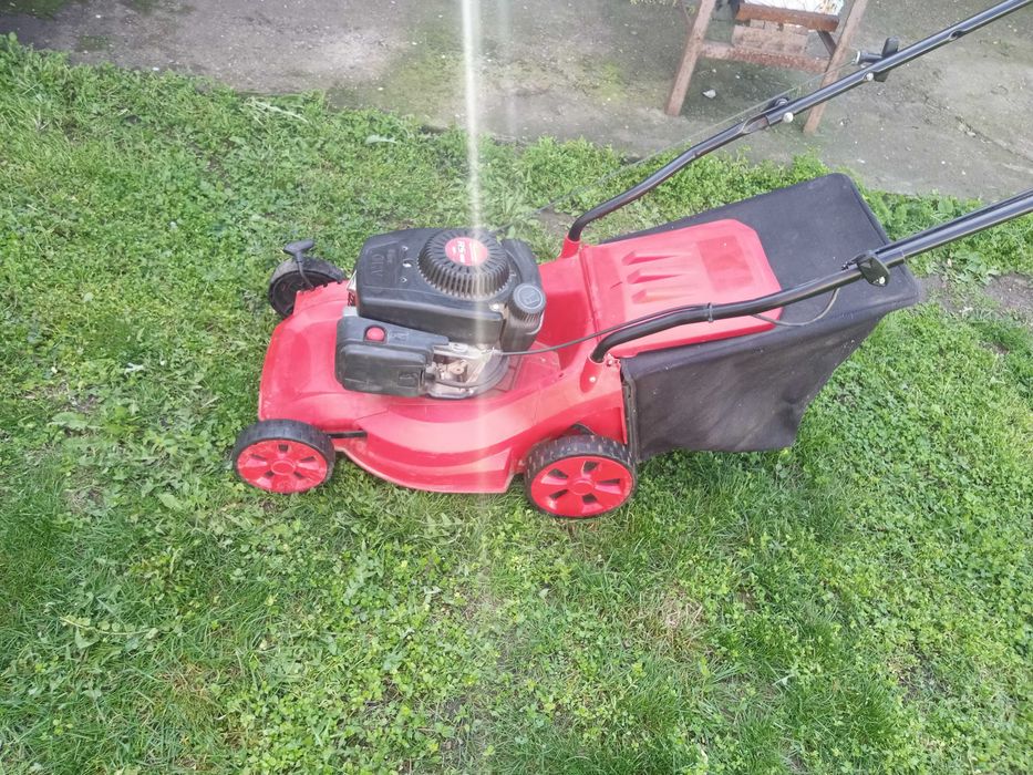 Продавам градинска косачка