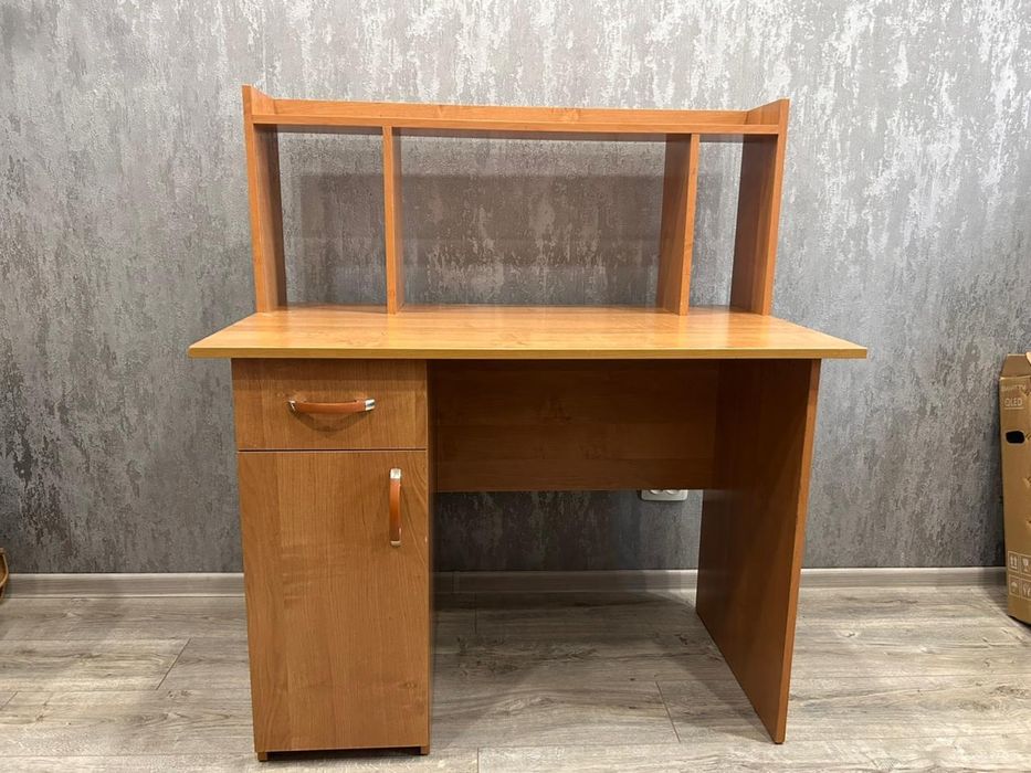 Продам столик компьютерный