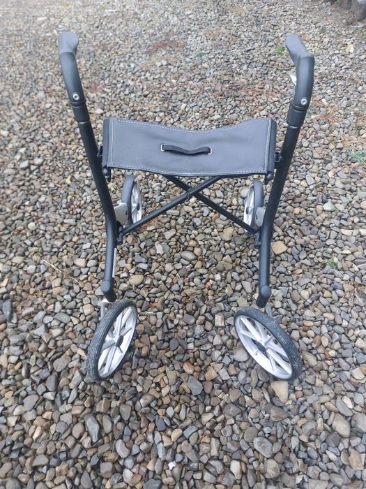 Cadru de mers pliabil