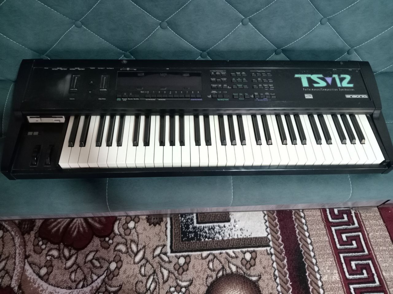 Ensoniq ts 12 qirqilgan klavishlar yumshatilgan