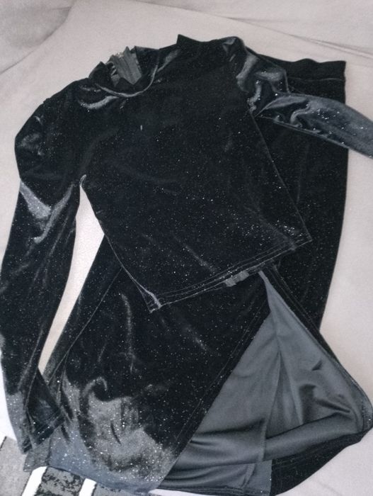 Costum din fustă și bluza talie