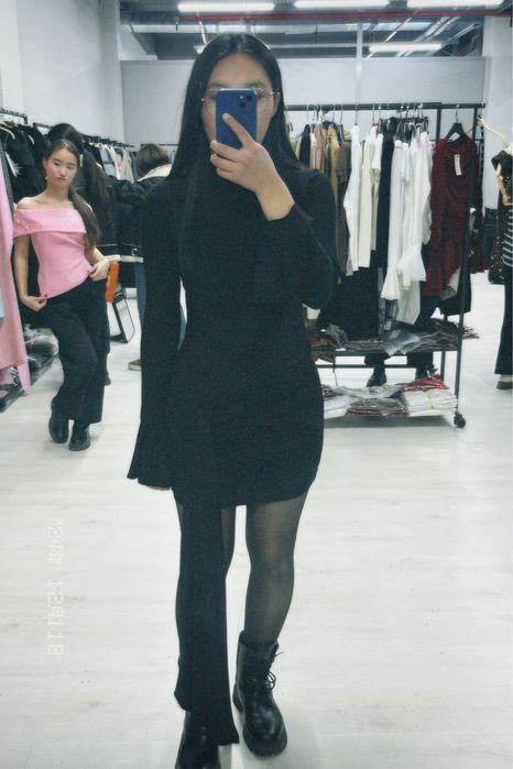 короткое чёрное платье