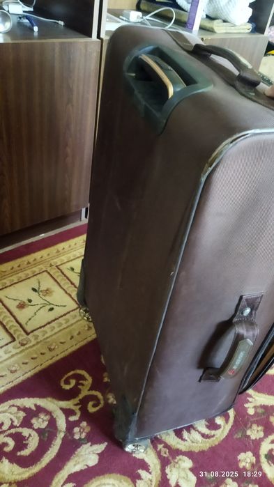 Продам чемодан и пылесос вместе