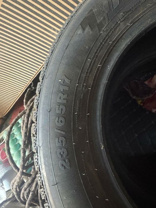 Шины почти новые всего 200км проехано есть толко 2шт размер 235/65R17