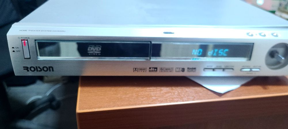 DVD  Roison sotiladi holati yaxshi, komplektida pulti bor. Ishliydi
