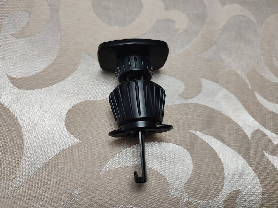 Магнитна стойка за телефон за автомобил.