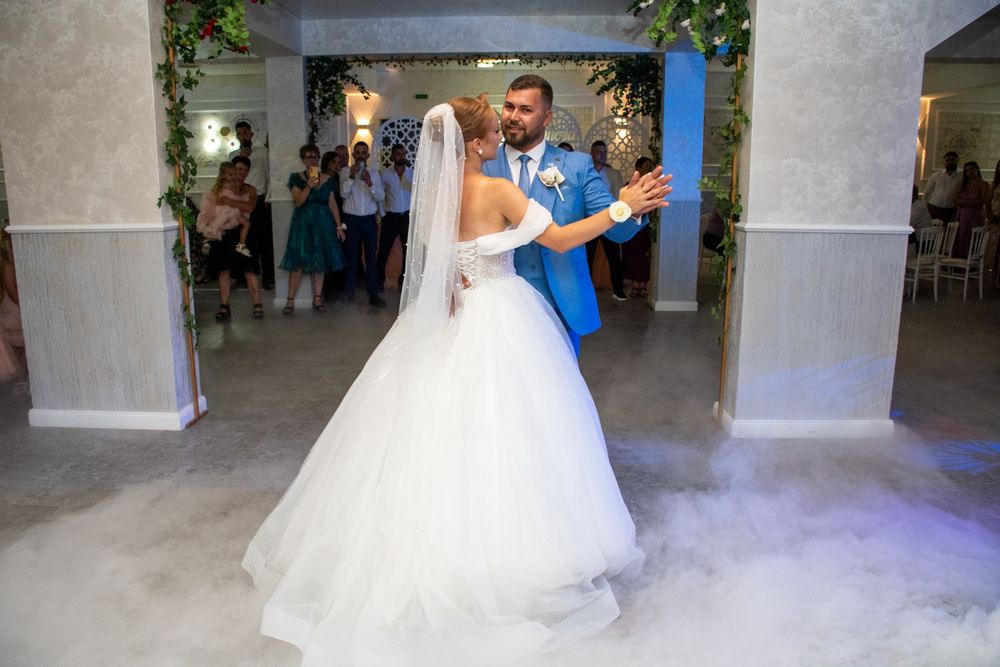 Vând rochie de mireasa, mărimea  s cu corset la spate.