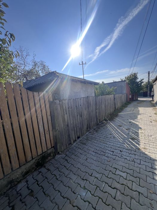 Teren cu casa batrineasca ideala pentru constructie noua. Zona buna!