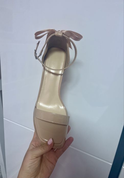 Елегантни сандали на ток