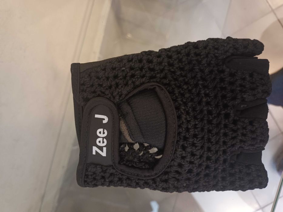 Продавам спортни  ръкавици  за  фитнес  и колелата и за моторите