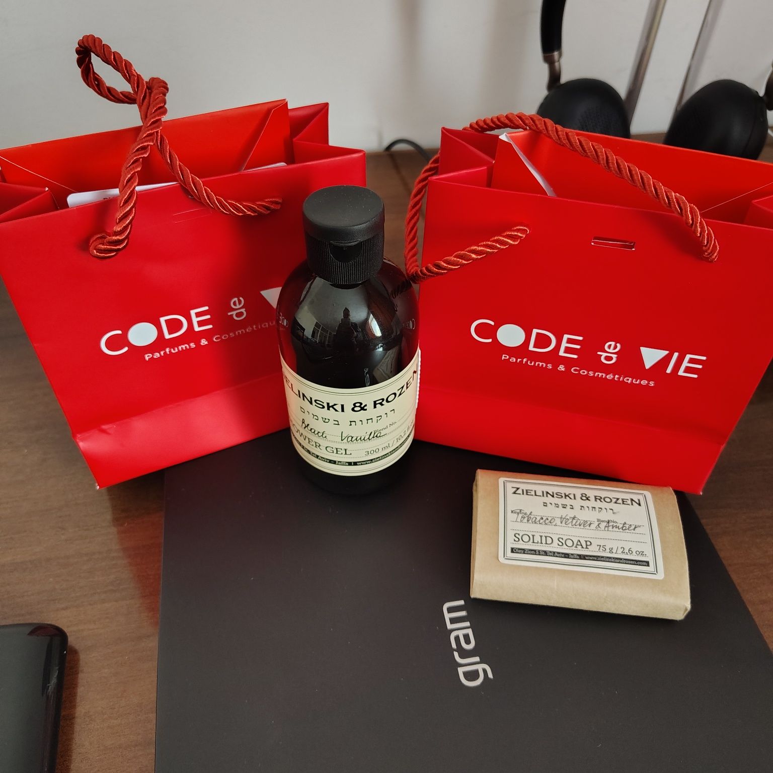 2ОО ОООК Подарочный сертификат Code de Vie + ПОДАРОК Гель для душа Зи