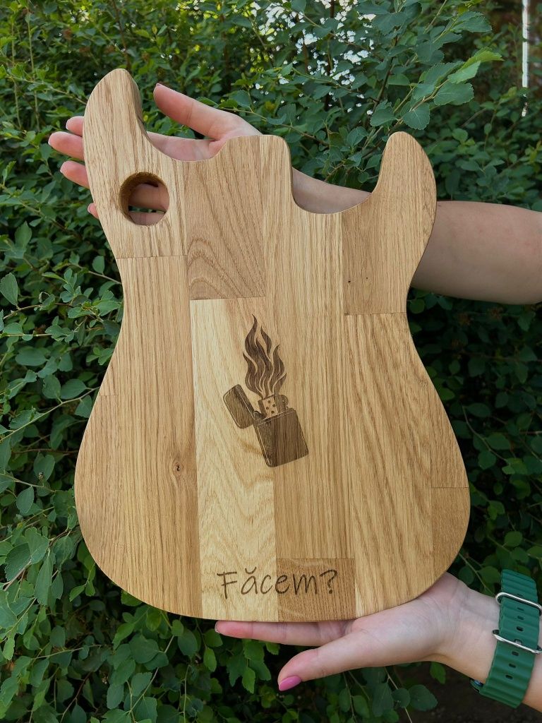 Tocătoare lemn masiv personalizate – gravură laser, formă la alegere