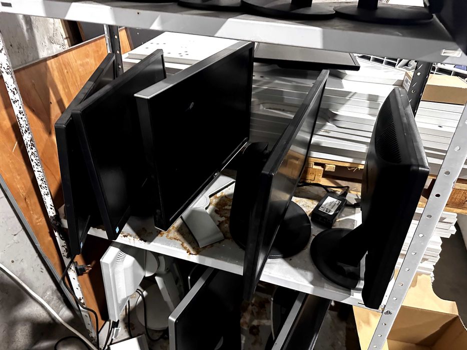 Лот 13 монитора – всички работят – 350 лв.