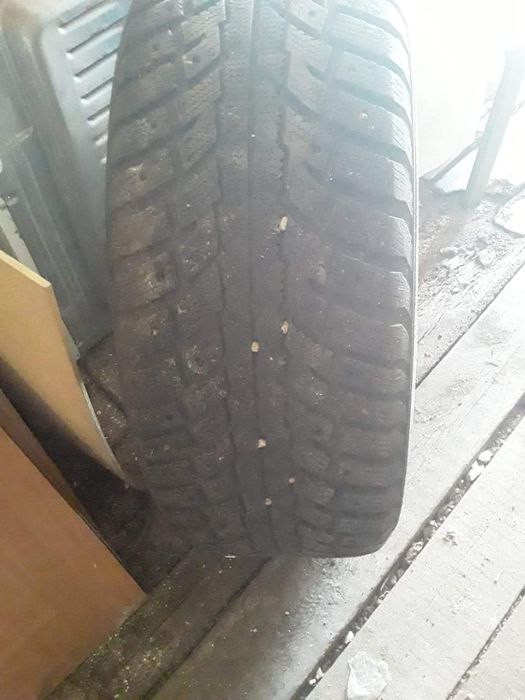 Колёса продам резину бывшую в употребление  тти штуки  с шипами цен б