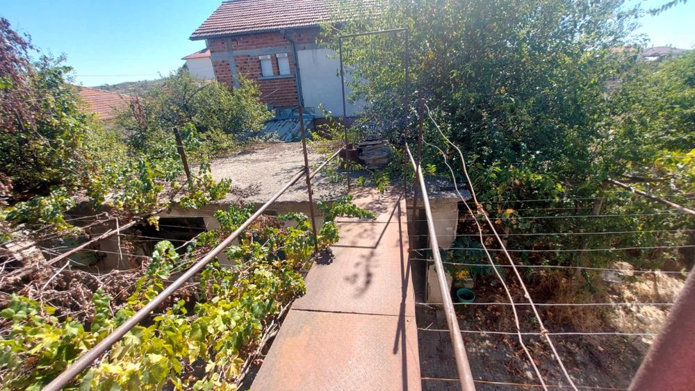 Къща с просторен двор, разположена в кв.Болярово,гр.Хасково