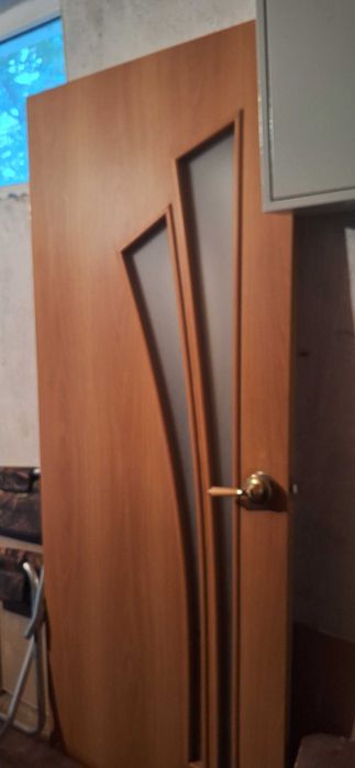 Продам межкомнатную б/у дверь 1шт