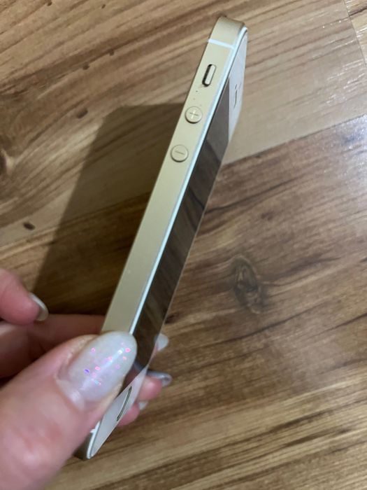 Продавам iPhone SE