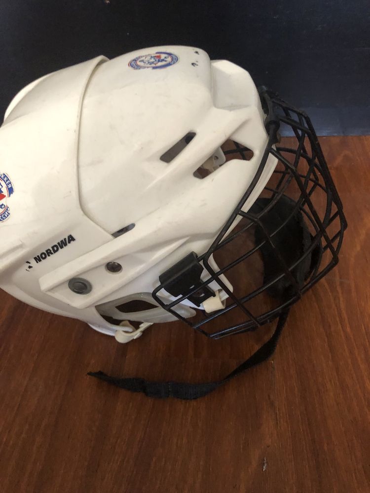 Продам шлем хоккейный
