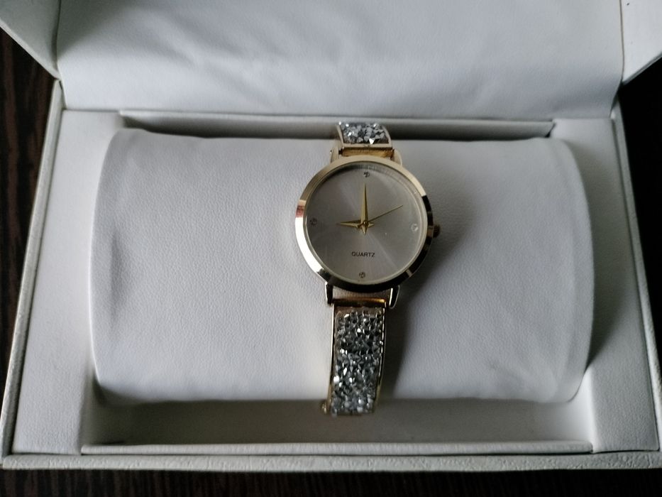 Ceas damă cu brățară metalică