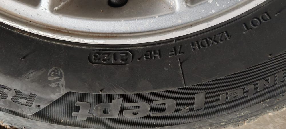 Vând 4 roți iarnă echipate complet cu jante de aliaj
Se potrive