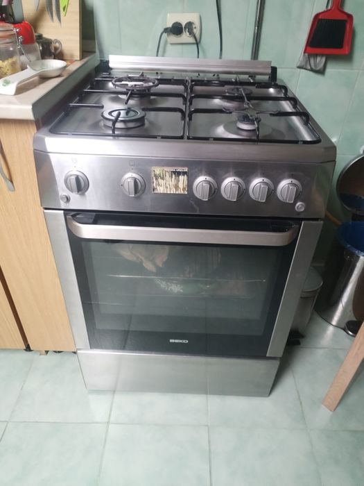 Se vinde aragaz BEKO, din inox.