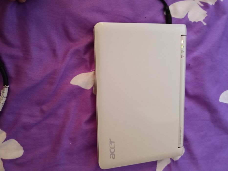 Vand laptop alb în stare perfecta