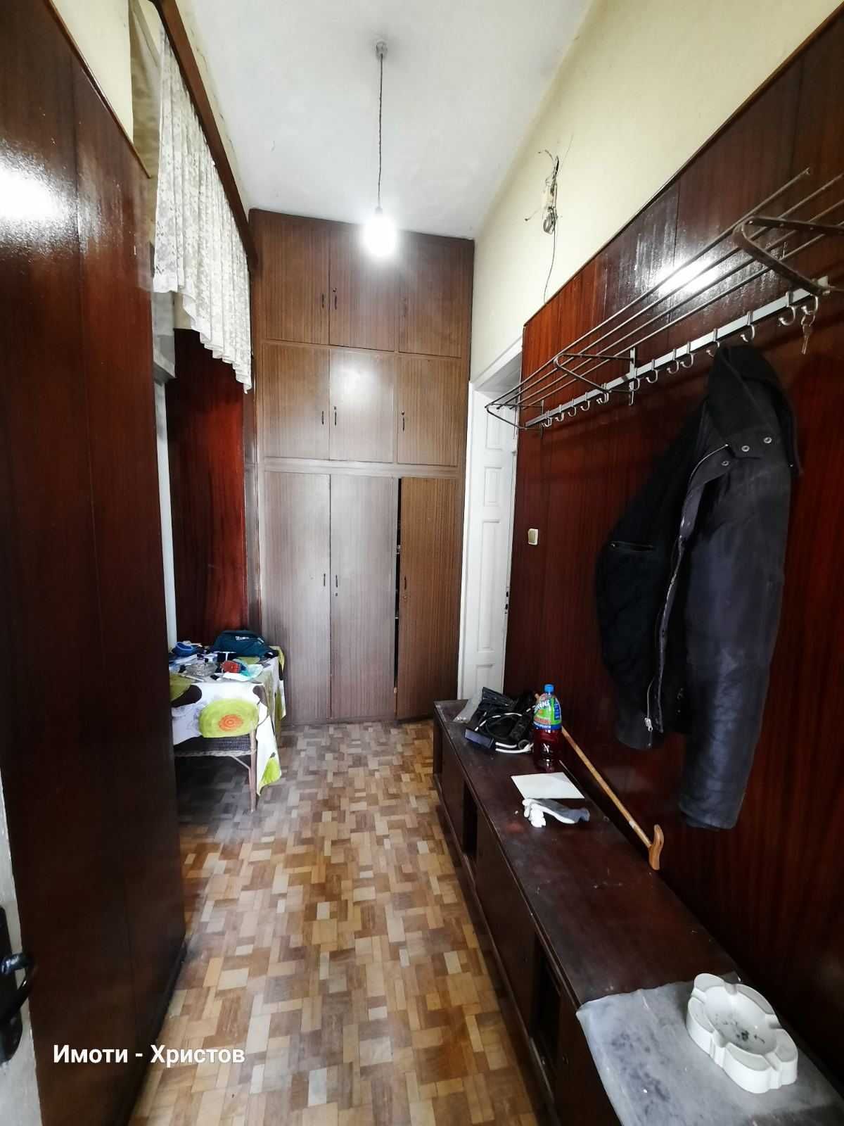 Етаж от къща с двор