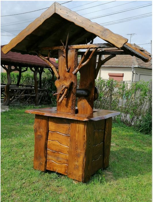 Fântână din lemn rustic