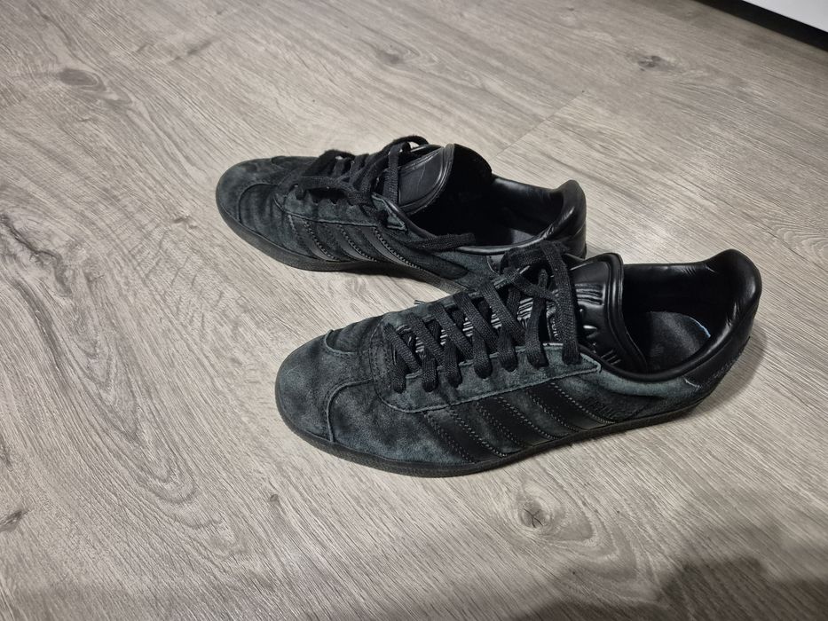 Tenesi adidas piele intoarsa