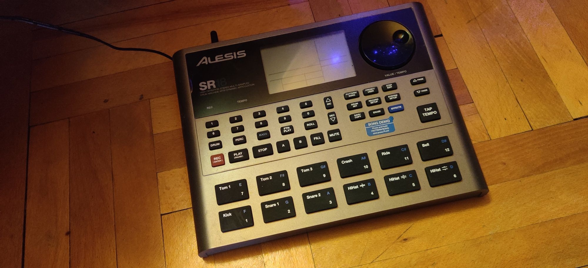 Vând Alesis SR18 drums generator