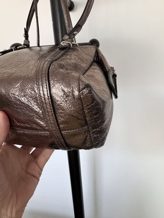Малка чанта Coach в цвят старо злато