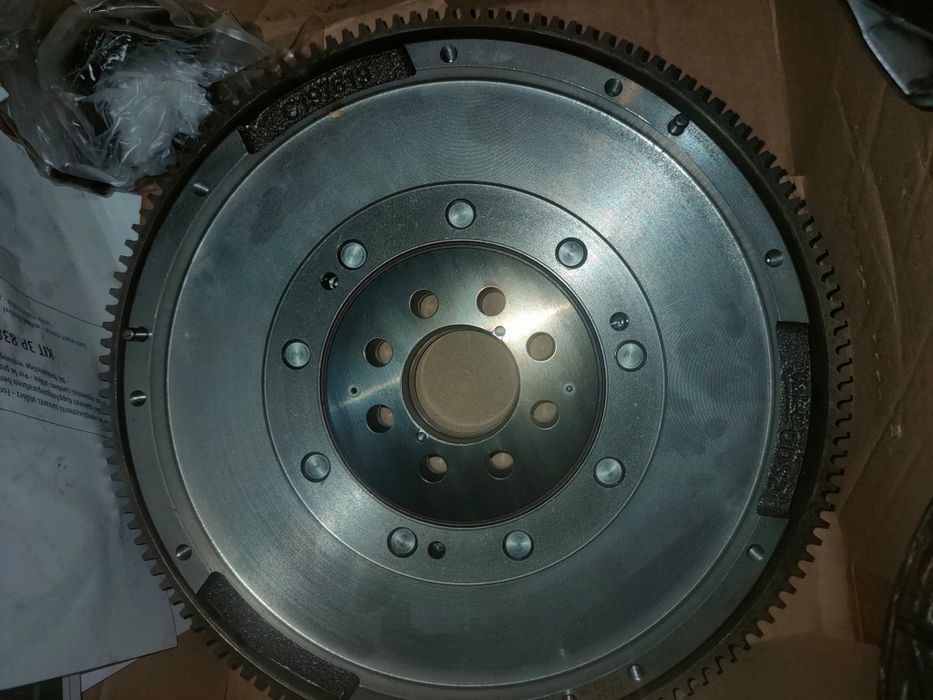 Vând ambreiaj cu volanta masa dubla Passat B6 Golf 6 motor 1.8 benzina