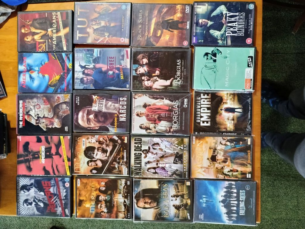 Vând colecție DVD uri cu filme și seriale