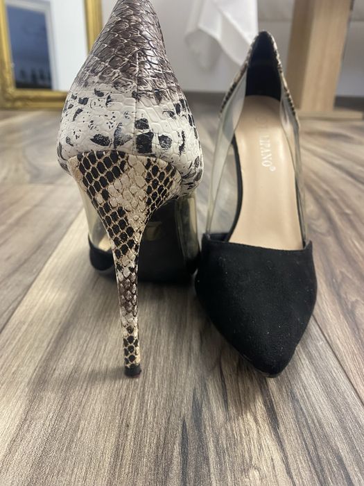 Tocuri tip stiletto cu catifea neagra si piele sarpe