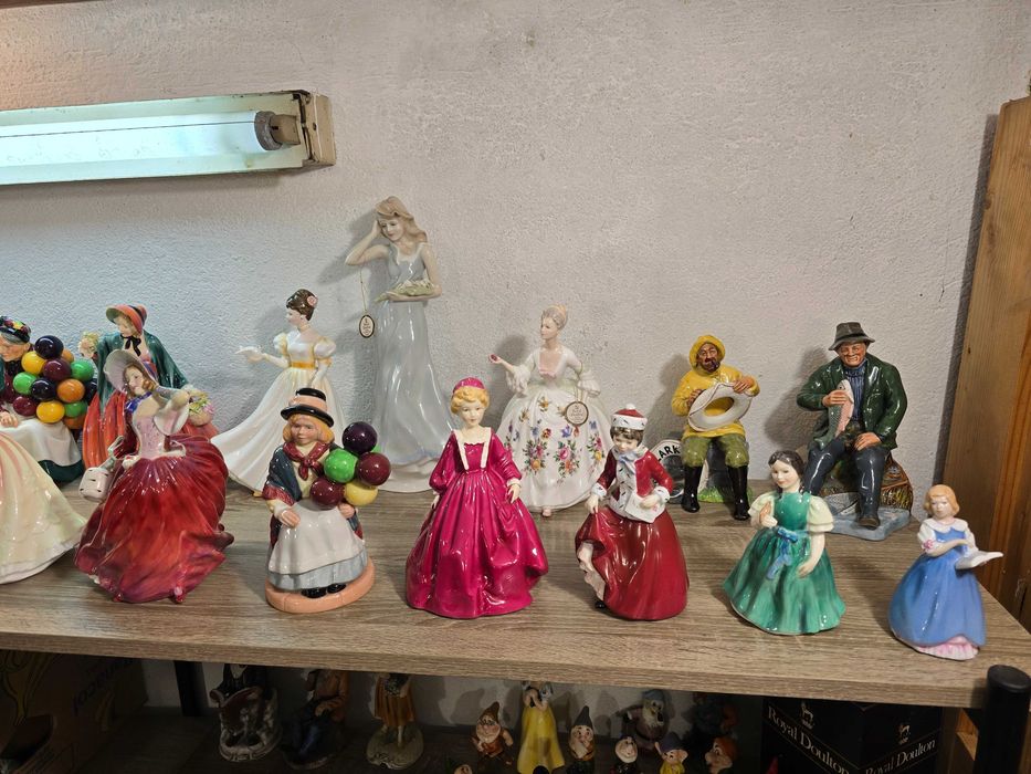 Над  30 броя  - порцеланови кукли Royal Doulton !!!