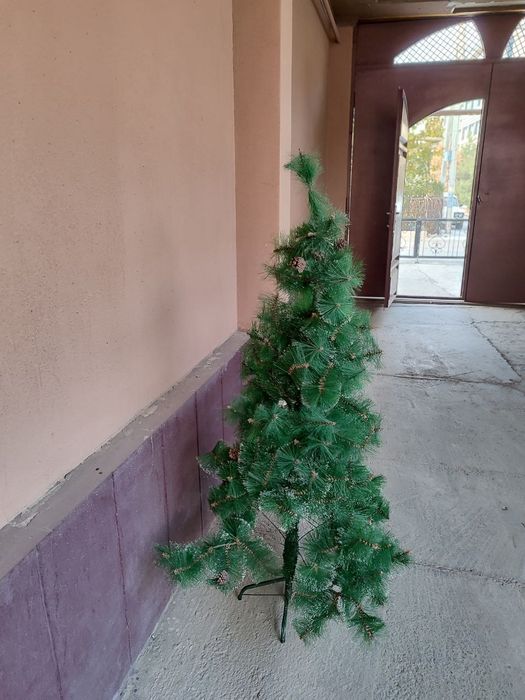 Елка со снежком и шишками